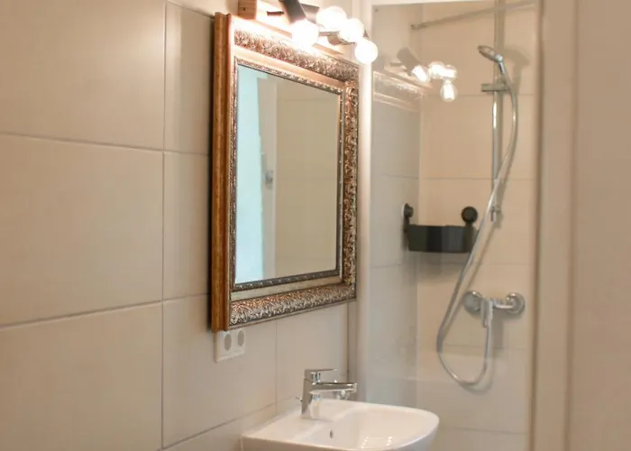 - Mit Smart Tv Und Parkplaetzen - Fuer Singles, Paare, Familien Und Gruppen דירה קאסל